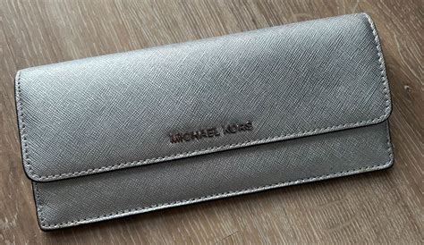 michael kors money pieces silber|michael kors silver wallets.